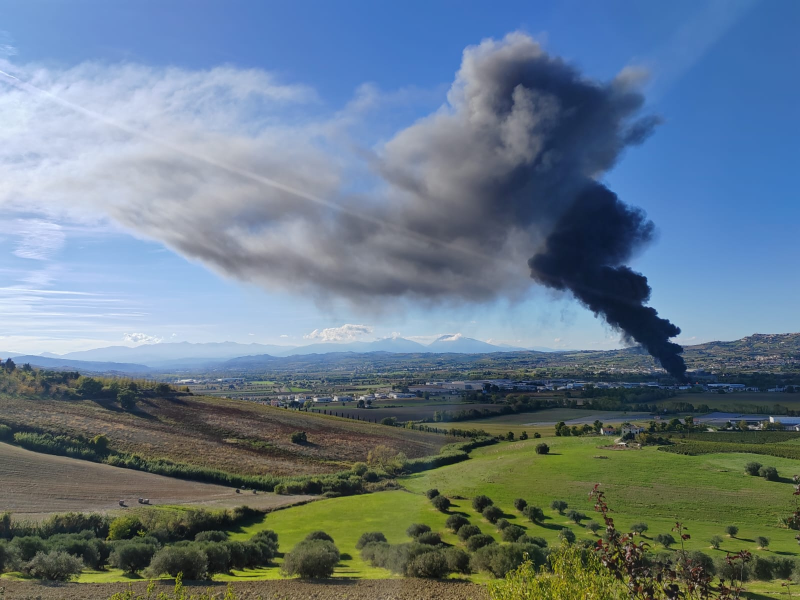 Esplosione alla Kemipol a Scerne di Pineto: in corso l'intervento per domare l'incendio - Foto