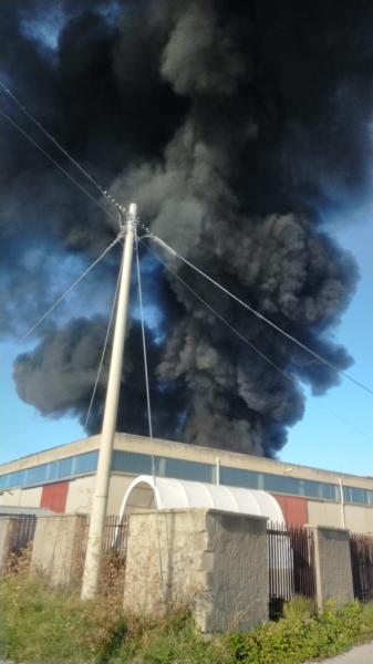 Incendio Kemipol: diversi Comuni chiudono le scuole - Foto