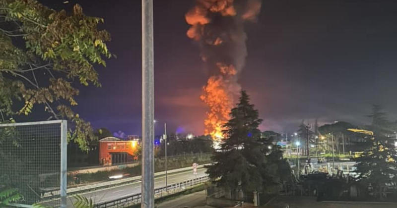 Grave incendio a Chieti Scalo: coinvolta una struttura commerciale - Foto