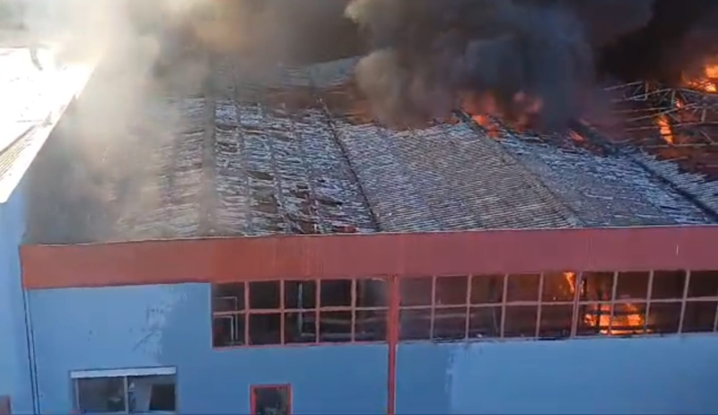 Incendio di Scerne di Pineto. In attesa delle analisi di Arta e Asl. Preoccupa la copertura del fabbricato - Foto