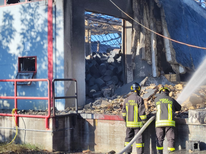 Scerne di Pineto. Incendio domato alla Kemipol ma si continua a monitorare la situazione - Foto