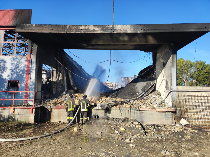 Incendio di Scerne. Pericolo Amianto nell'aria e nel fiume. Sopralluogo Arta e Asl. - Foto