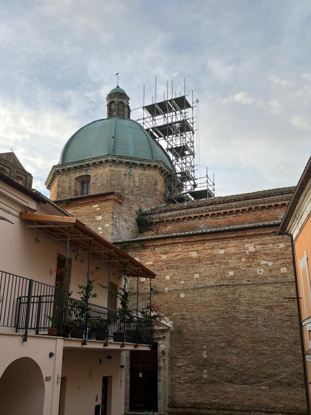 Quasi terminati i lavori per la realizzazione dell’impalcatura sulla cupola della Chiesa di Montepagano - Foto