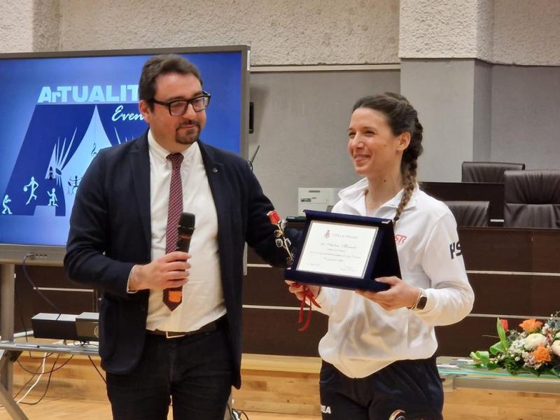 Teramo. Il Comune omaggia con una targa la campionessa di pattinaggio Ambra Florimbi - Foto