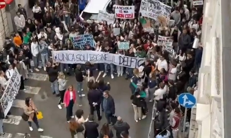 “Cosa vogliamo noi? Il Delfico!”, e tutta Teramo scende a manifestare per quella casa sottratta - Foto