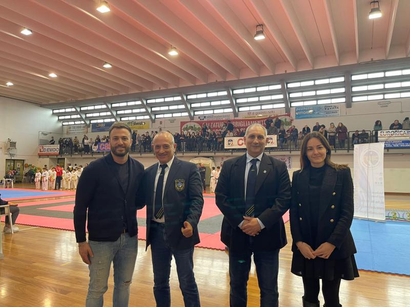 Giulianova. Sindaco e Vice Sindaco salutano gli atleti di karate - Foto