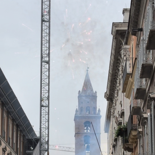 In centro a Teramo si festeggia una laurea con fuochi d'artificio - Foto