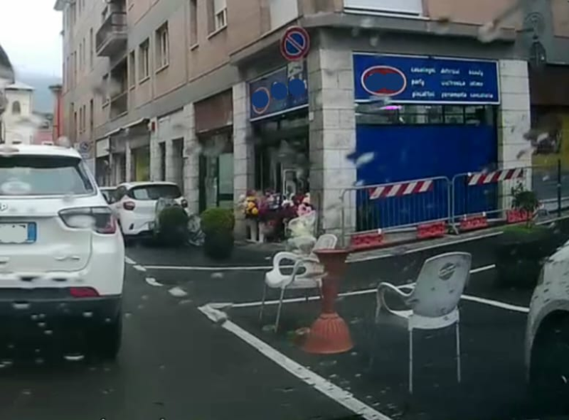 Occupa con sedie e oggetti vari gli stalli bianchi per arraffare il parcheggio - Foto