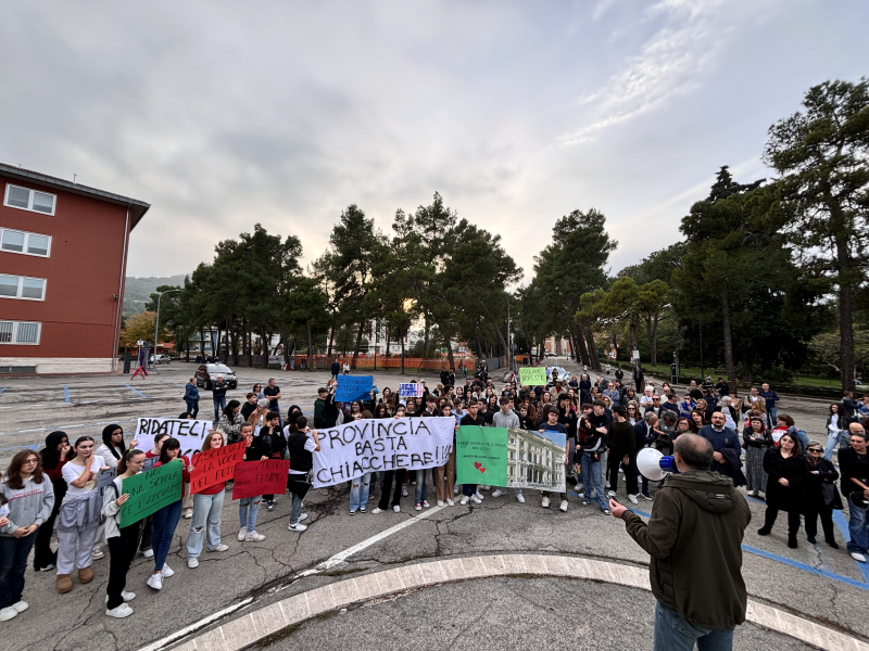 Il Delfico sfila fino al Tribunale: “Provincia basta chiacchiere” - Foto