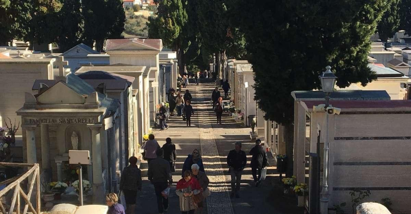 Trovata un'anziana al cimitero di Chieti con la testa avvolta in una busta - Foto