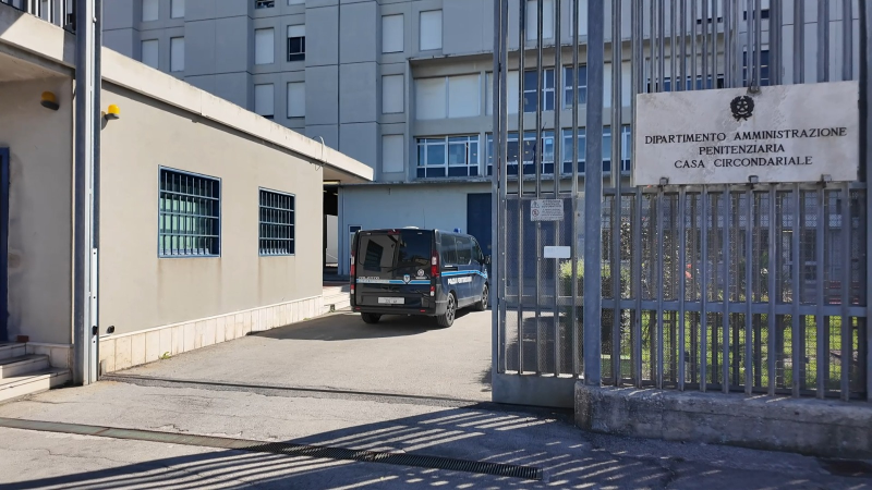 Castrogno. Tentano di far entrare droga e cellulari con un'asta telescopica e una corda - Foto