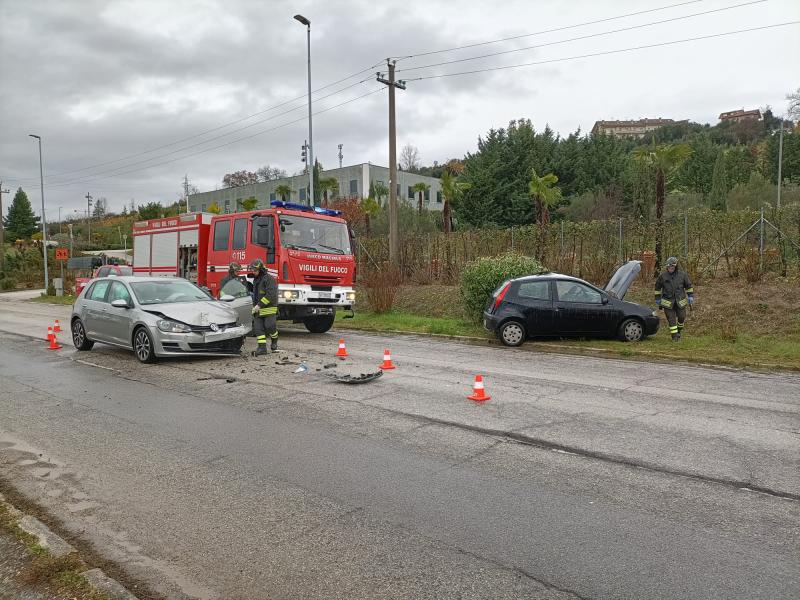 Sant'Atto. Incidente tra una Volkswagen Golf e una Fiat Punto - Foto