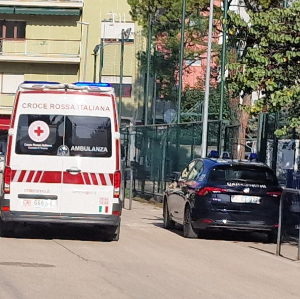 Scazzottata tra due papà davanti alla scuola De Jacobis per uno screzio tra i figli - Foto