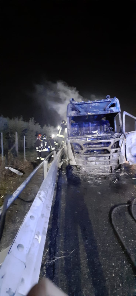 A fuoco un tir in A14: salvo l’autista che si è accorto del periodo - Foto