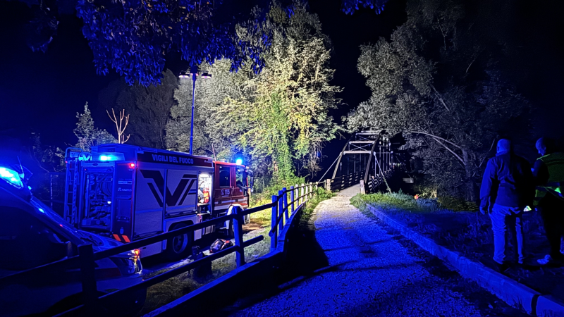 Uomo si lancia dal pontile del lungofiume lato Vezzola - Foto