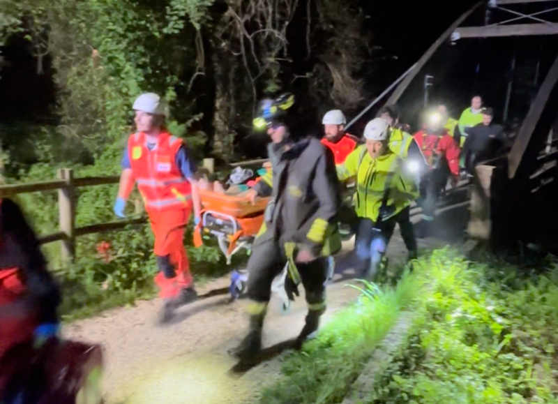 Recuperato l'uomo che si è lanciato dal ponticello del tiro a segno sul lungofiume - Foto