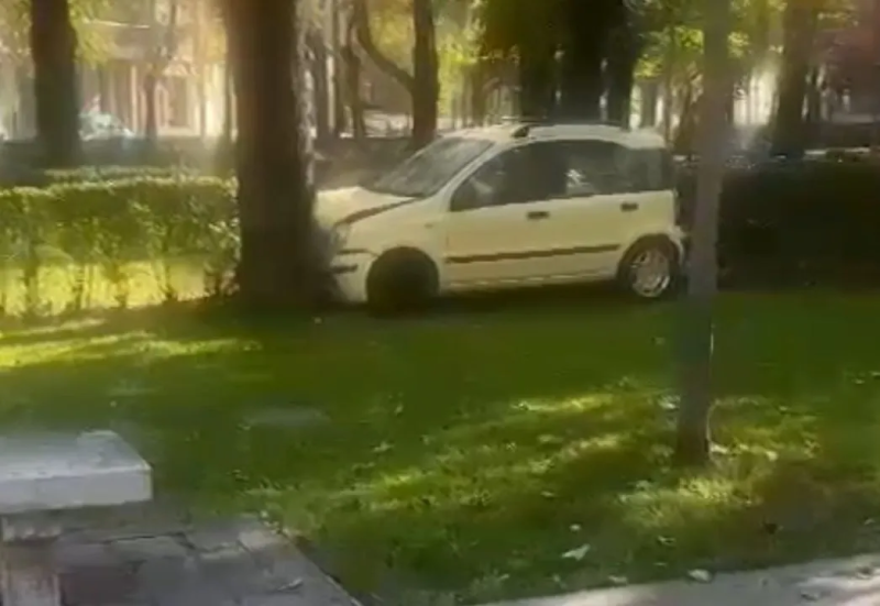 Avezzano. Litiga con il compagno e tenta di investirlo con la sua auto ma finisce contro un albero - Foto