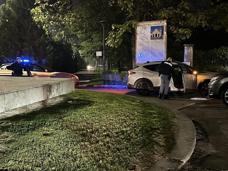 Teramo. Banda scappa dalla Polizia in auto, fora una gomma e continua la fuga a piedi - Foto