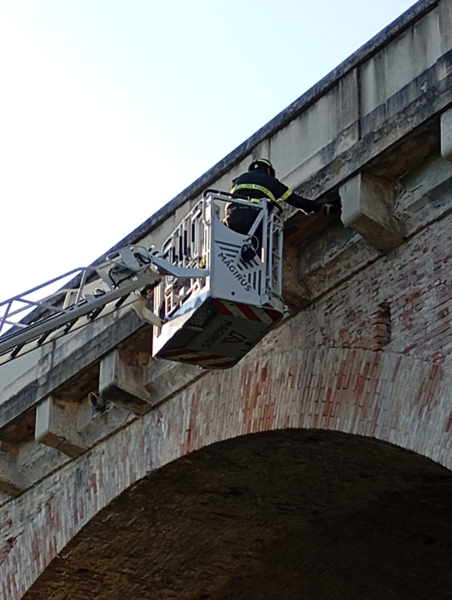 Teramo. Ponte San Ferdinando perde "pezzi": intervento dei Vigili del Fuoco - Foto