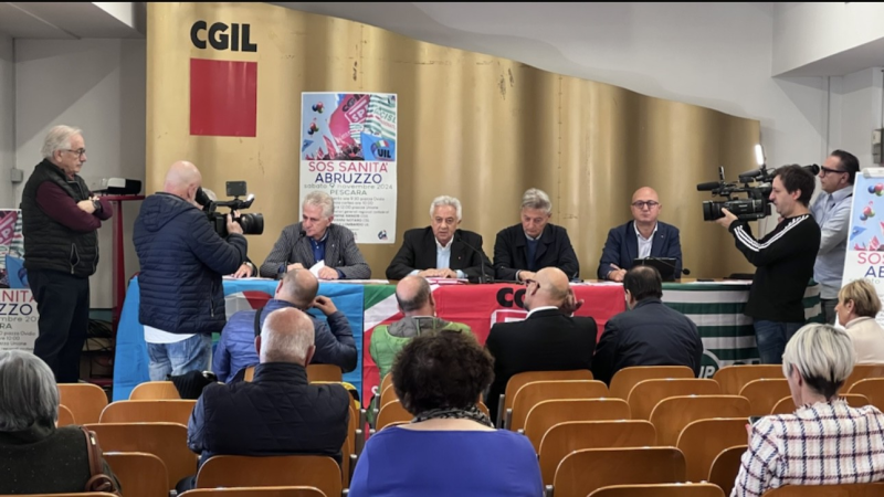 Sos sanità Abruzzo. Sindacati in piazza per difendere il diritto alla salute e il sistema sanitario pubblico - Foto