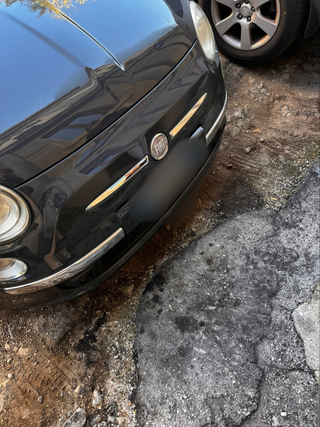 Teramo. Auto danneggiata da una maxi buca nel parcheggio a pagamento in via Primo Riccitelli - Foto