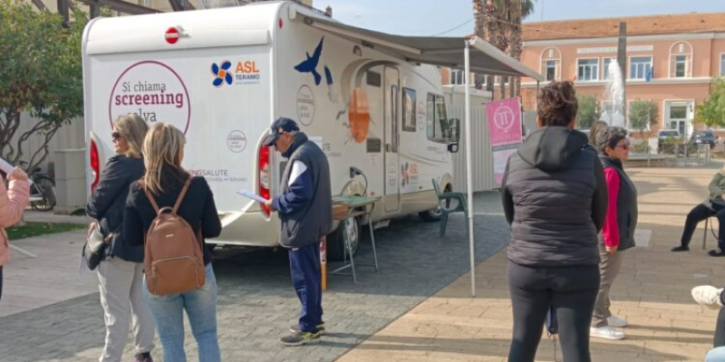 Il camper della nutrizione ha fatto tappa a Martinsicuro - Foto