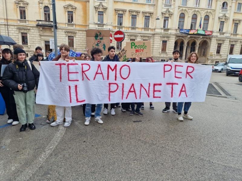 Teramo. Studenti manifestano per il pianeta - Foto