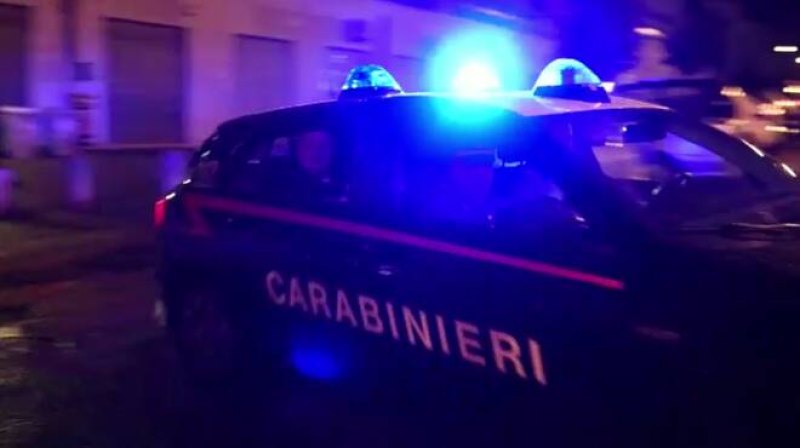 Inseguimento nella notte: rubano una Jeep e poi si schiantano contro un muretto - Foto