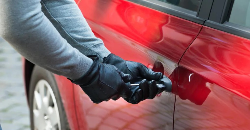 Rubano un'auto nel parcheggio dell'Oasi di Roseto, acciuffati dai carabinieri - Foto