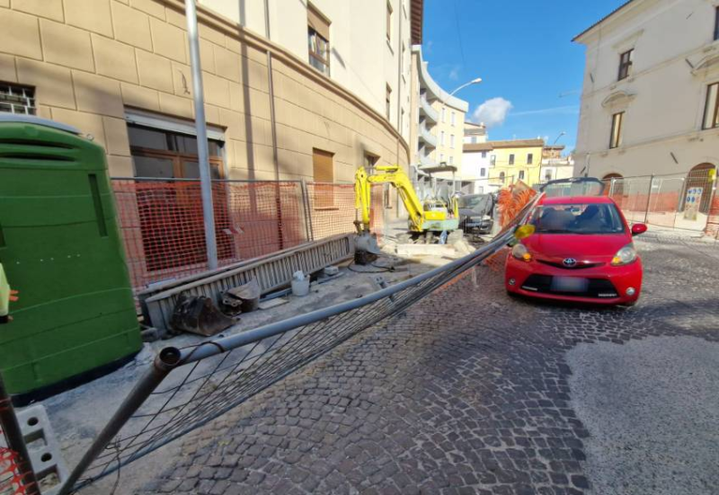 Transenna di un cantiere cede su un’auto in transito a Fontesecco - Foto