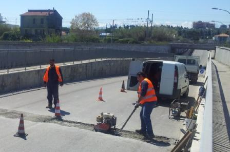 Roseto. Avviati gli interventi per la pulizia delle griglie di raccolta acque dei sottopassaggi - Foto