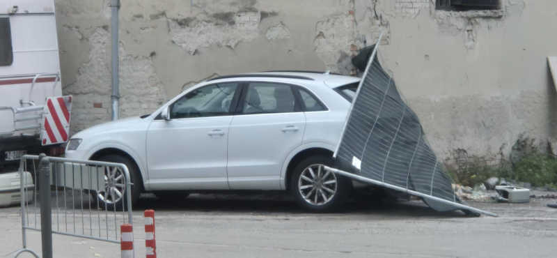 Attenzione alle raffiche di vento: volano le transenne dei cantieri in centro a Teramo - Foto