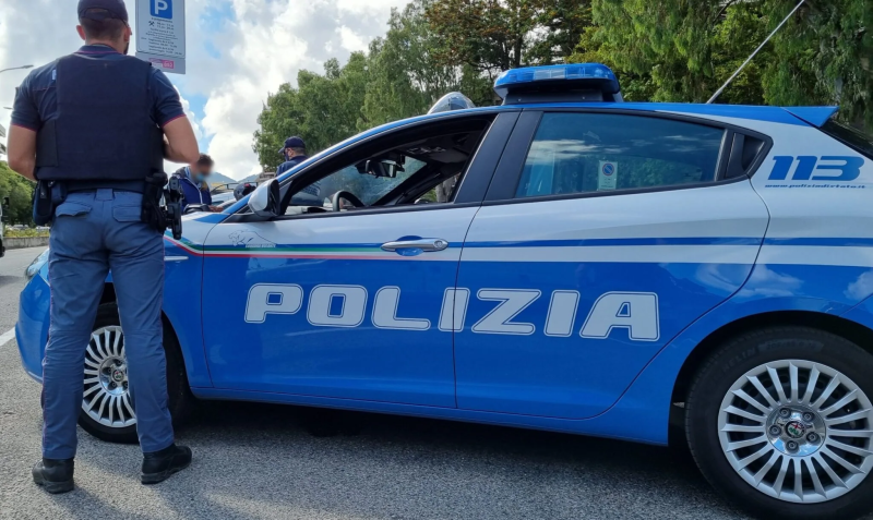 Paura alla scuola di Pile: uomo sospetto fermato nell’atrio - Foto