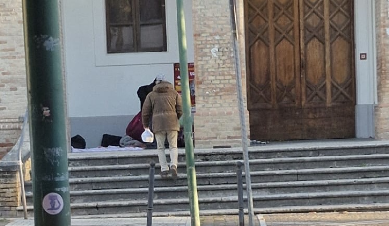 Una colazione di umanità: compra i cornetti a chi dorme al freddo all'ingresso dell'Einstein - Foto