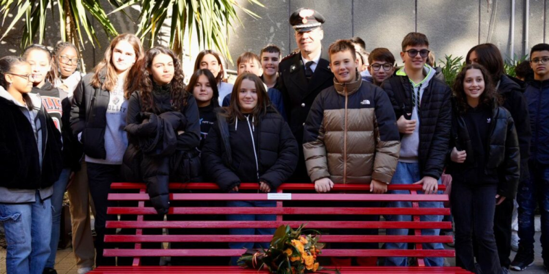 Inaugurata la panchina rossa nel “Cortile d’Onore” della caserma del Comando Provinciale Carabinieri di Teramo - Foto