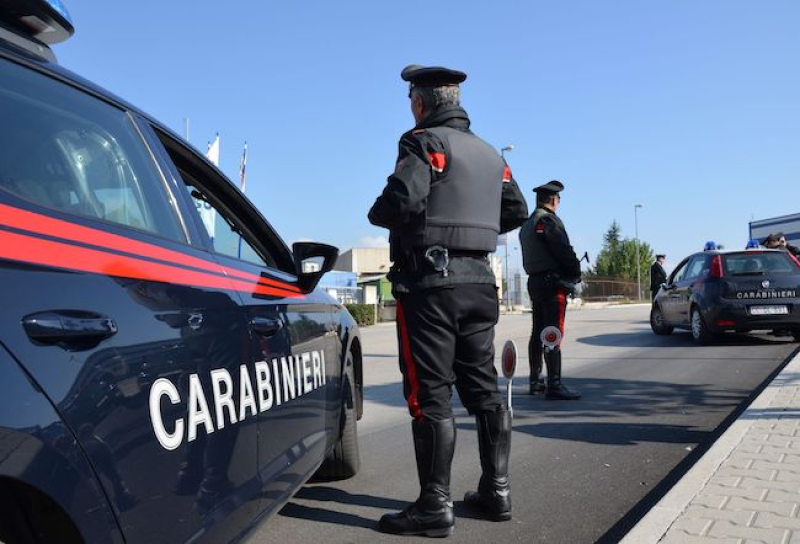 Fermato con un arsenale nel bagagliaio: 40enne denunciato - Foto