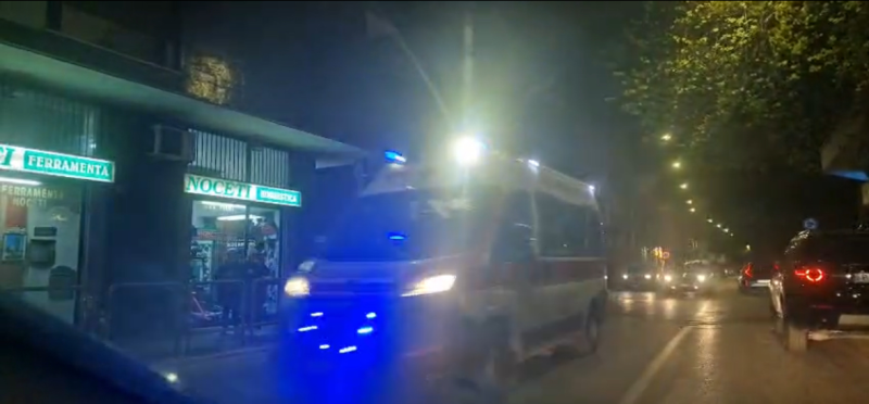 Minorenni ubriachi a piazza Garibaldi, l'ambulanza ne soccorre uno in ipotermia - Foto