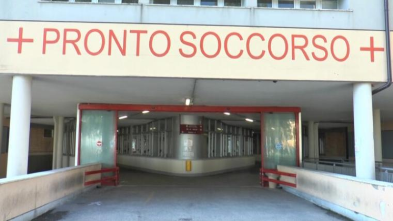 Ubriaco aggredisce operaio e poliziotti al Pronto Soccorso di Teramo - Foto