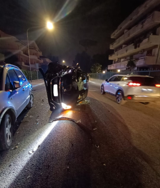 Rocambolesco incidente a Silvi: ragazzo accusa un malore e finisce contro un'auto parcheggiata - Foto