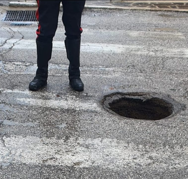 Attenzione. Sprofonda tombino in circonvallazione Ragusa - Foto