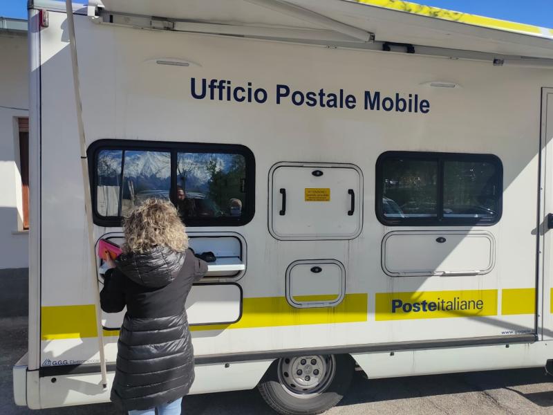 Castel Castagna, un ufficio postale mobile in attesa dei lavori in corso nella sede principale - Foto