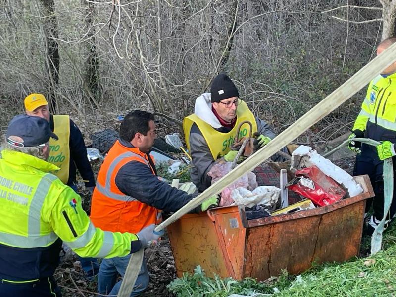 Torricella Sicura. Ancora rifiuti abbandonati lungo le strade - Foto