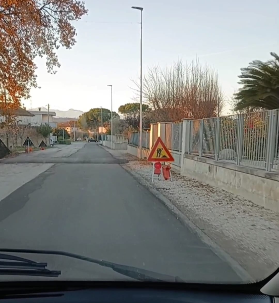 Dossi in via Almirante a Corropoli: posizionata la segnaletica dei lavori in corso - Foto