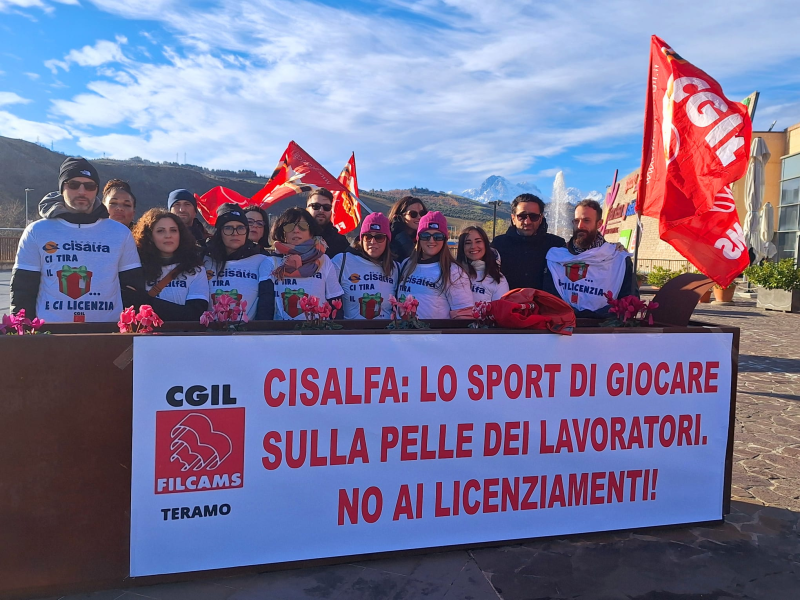 I lavoratori di Cisalfa scioperano, l'azienda ne manda altri per aprire il negozio - Foto