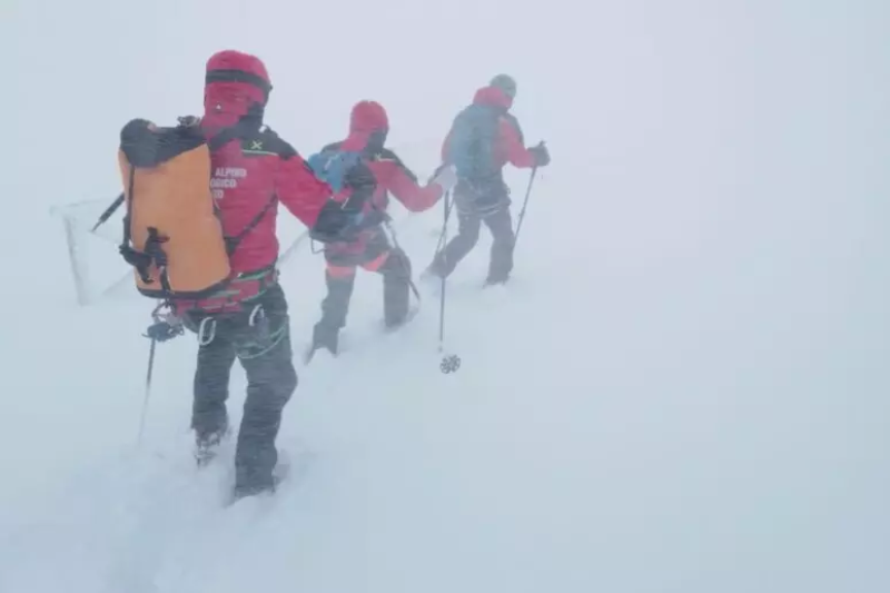 Gran Sasso. Il maltempo ferma i soccorsi: venti forti e neve ostacolano le operazioni - Foto