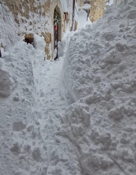 Campo di Giove sotto una coltre record: neve oltre un metro e mezzo - Foto