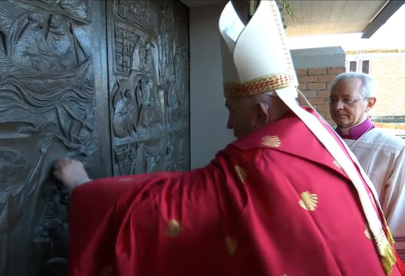 Giubileo 2025. Il Papa apre la Porta Santa nel carcere di Rebibbia: «Non perdete la speranza» - Foto