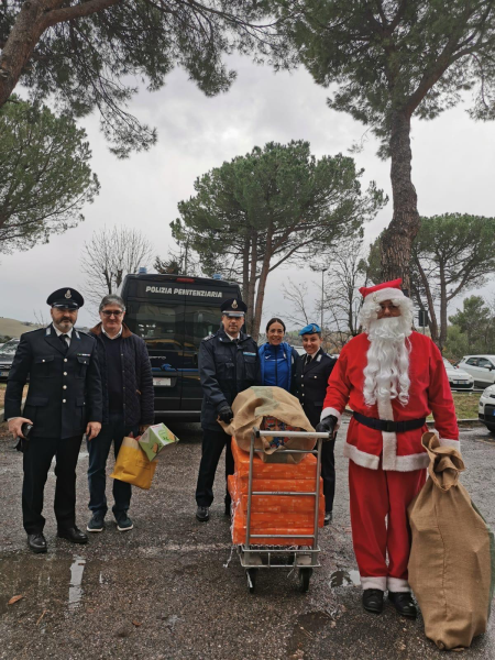 Un Natale speciale con Babbo Penitenziario a Teramo - Foto