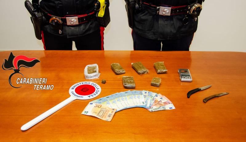 Oltre mezzo chilo di hashish trovato a casa di uno studente teramano - Foto