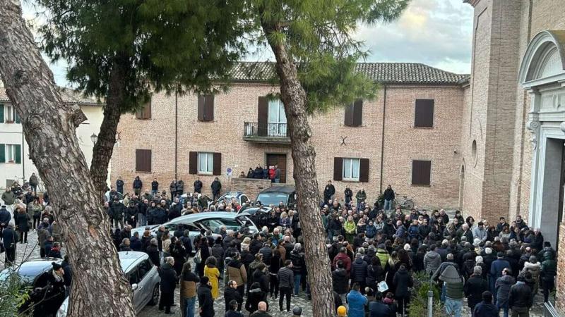 Commozione e applausi per l'ultimo saluto a Cristian e Luca, vittime del Gran Sasso - Foto